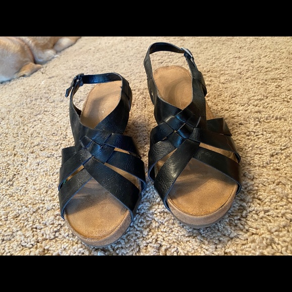 Black cork wedged sandals. Size 8 - Picture 2 of 5